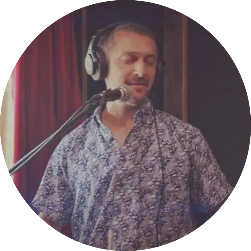 Julien Fischer, professeur de guitare, batterie et percussions.