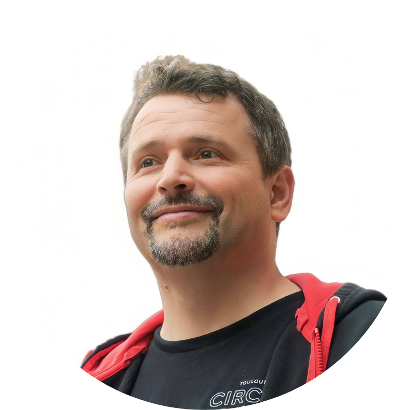 Laurent Granier anime les ateliers cirque.