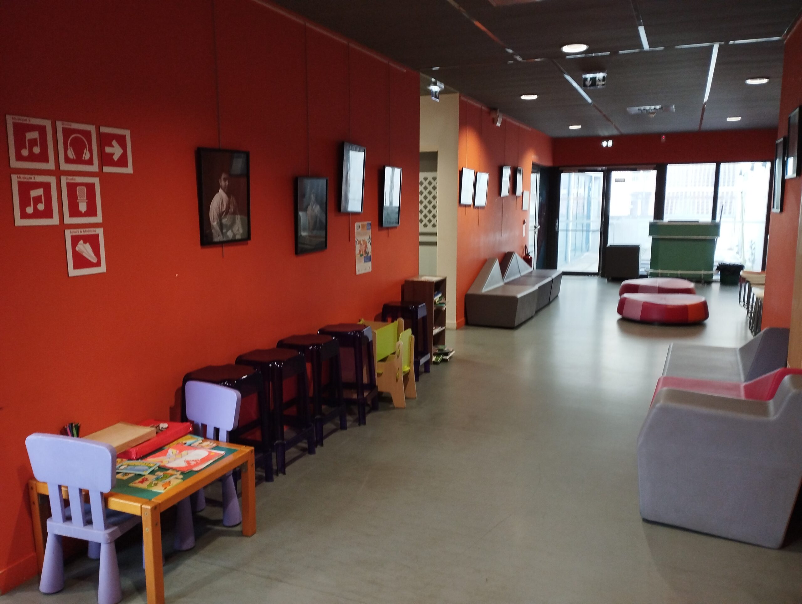 Le hall du deuxième étage de la MJC Toulouse Empalot