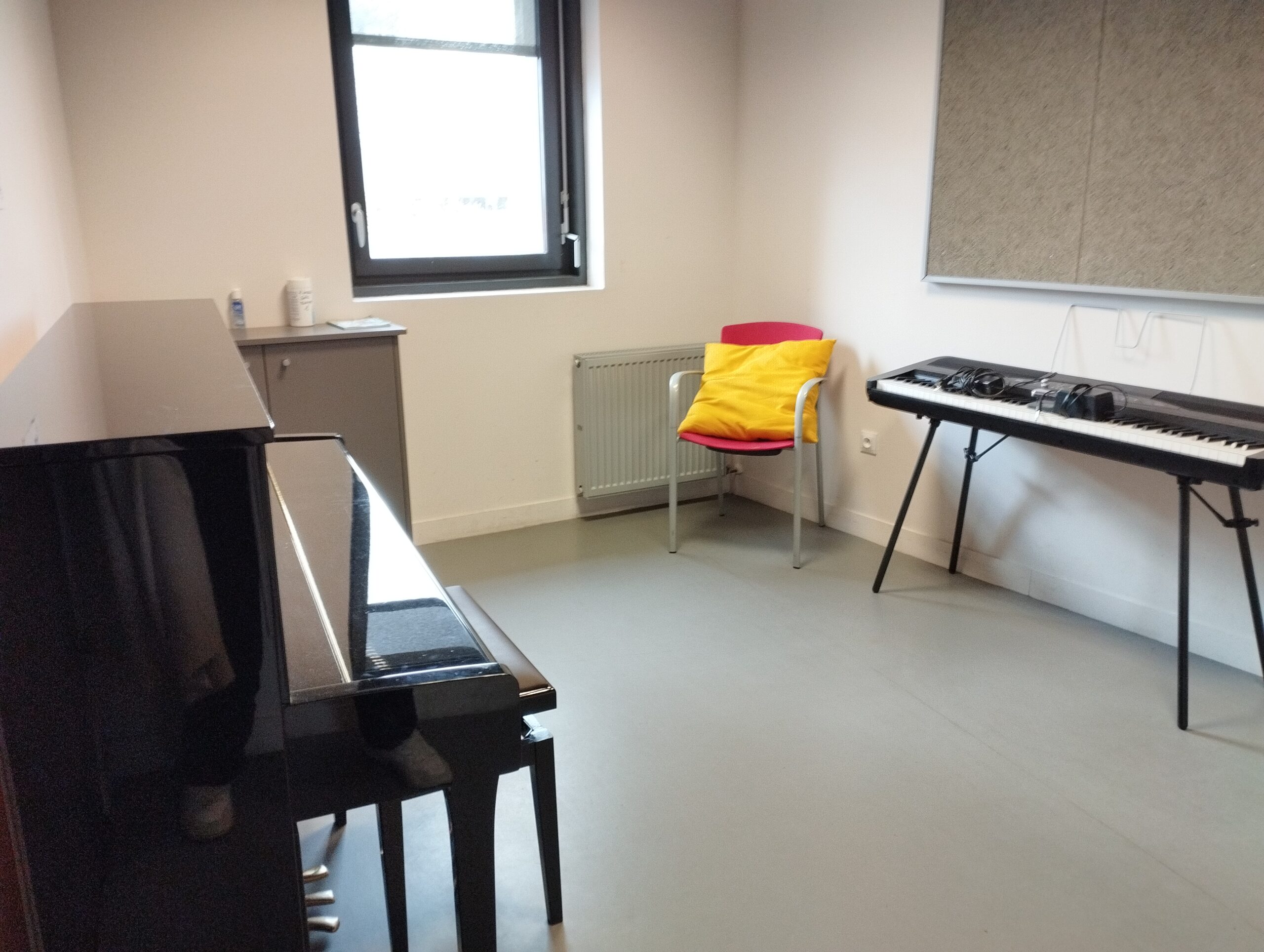La petite salle de musique de la MJC avec accordéon et piano