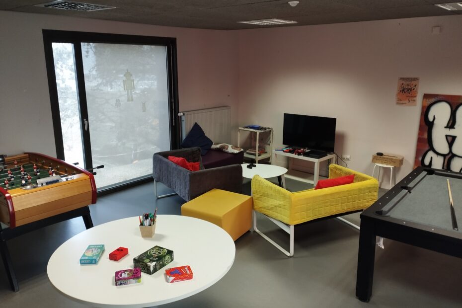 L'espace de vie, ouvert à tous les adhérents les lundis, mardis, jeudis et vendredis de 17h à 19h. Au premier étage de la MJC.