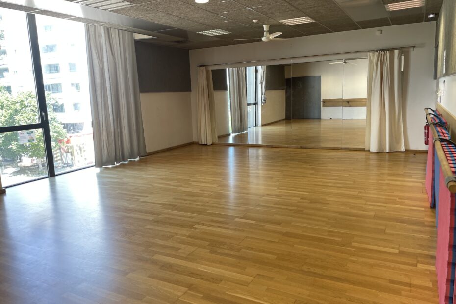 Photo de la grande salle de danse, au 2ème étage de la MJC.